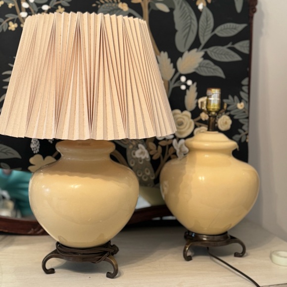 Ceramic Ginger Jar Shaped Table 1/ Lamp  Beige/ cream color
